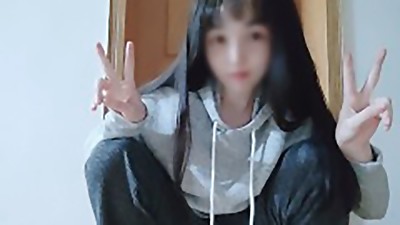 父母卧室门前抠逼，阴道喷射白浆
