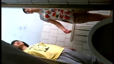 高校女厕几个女同学在厕所谈笑风生轮着献逼给大家看