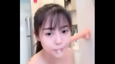 Em TQ cực xinh thủ dâ_m trong nhà_ tắm