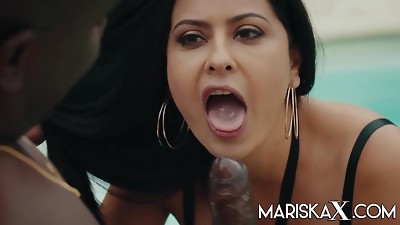 Mariska gets banged by BBC outside - bi-racial gonzo by the pool