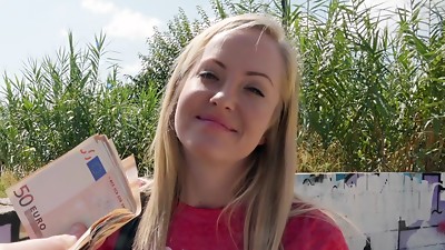 Sexy amateur tries outdoor sex for cash